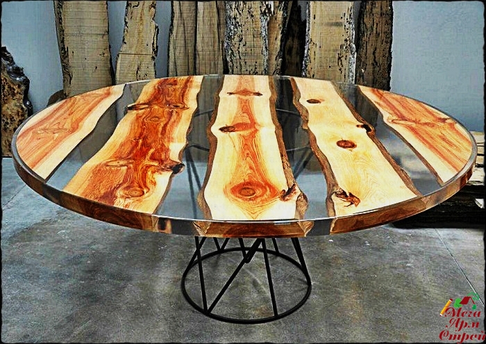 стол из эпоксидной смолы с кованым подстольем